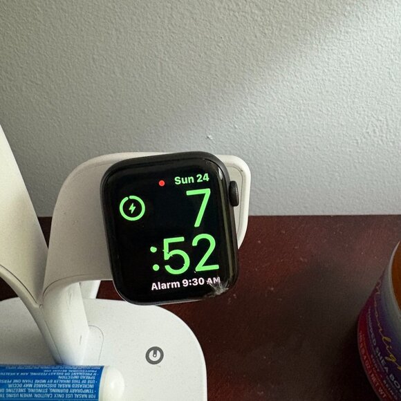 Apple Watch SE 44MM (Cracked screen/Device powers on and works) - Picture 1 of 2